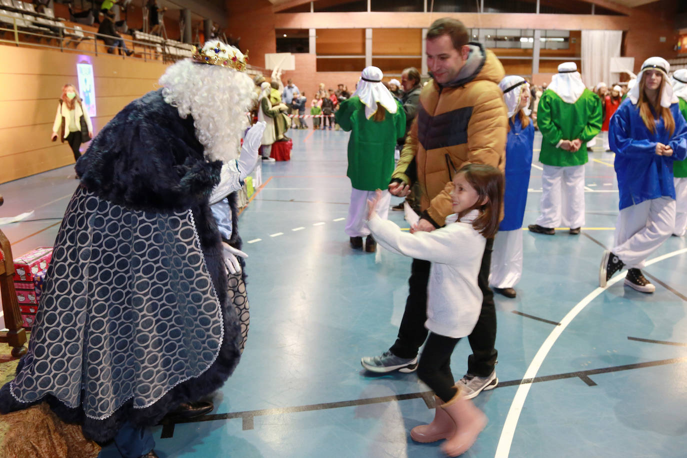 Los Reyes Magos han recibido a los niños en el polideportivo de Andoain