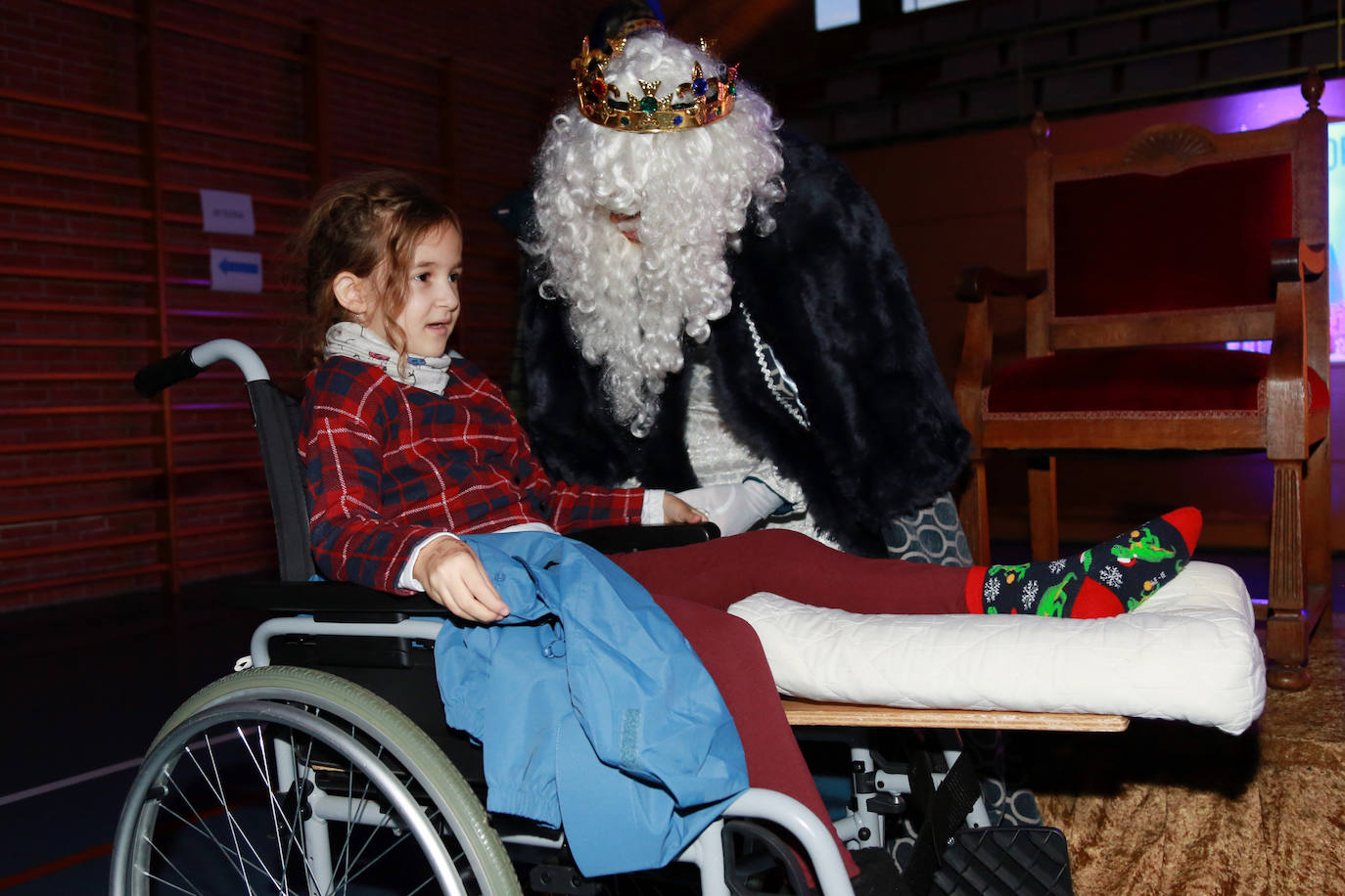 Los Reyes Magos han recibido a los niños en el polideportivo de Andoain