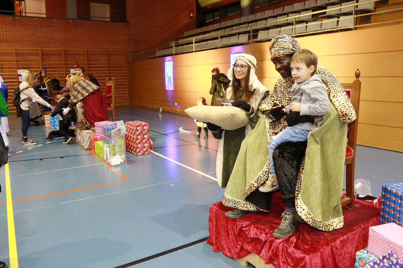 Los Reyes Magos han recibido a los niños en el polideportivo de Andoain