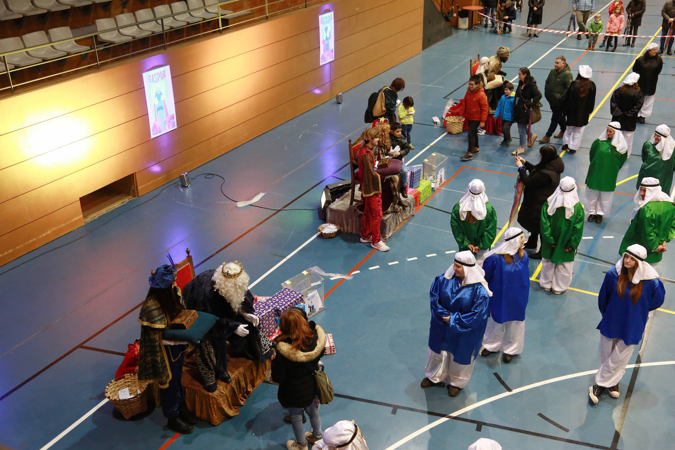 Los Reyes Magos han recibido a los niños en el polideportivo de Andoain