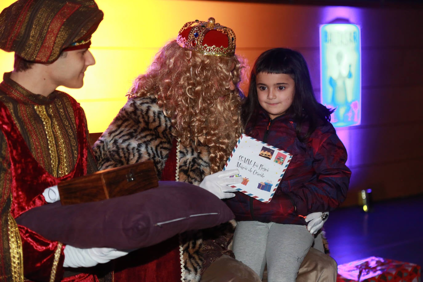 Los Reyes Magos han recibido a los niños en el polideportivo de Andoain