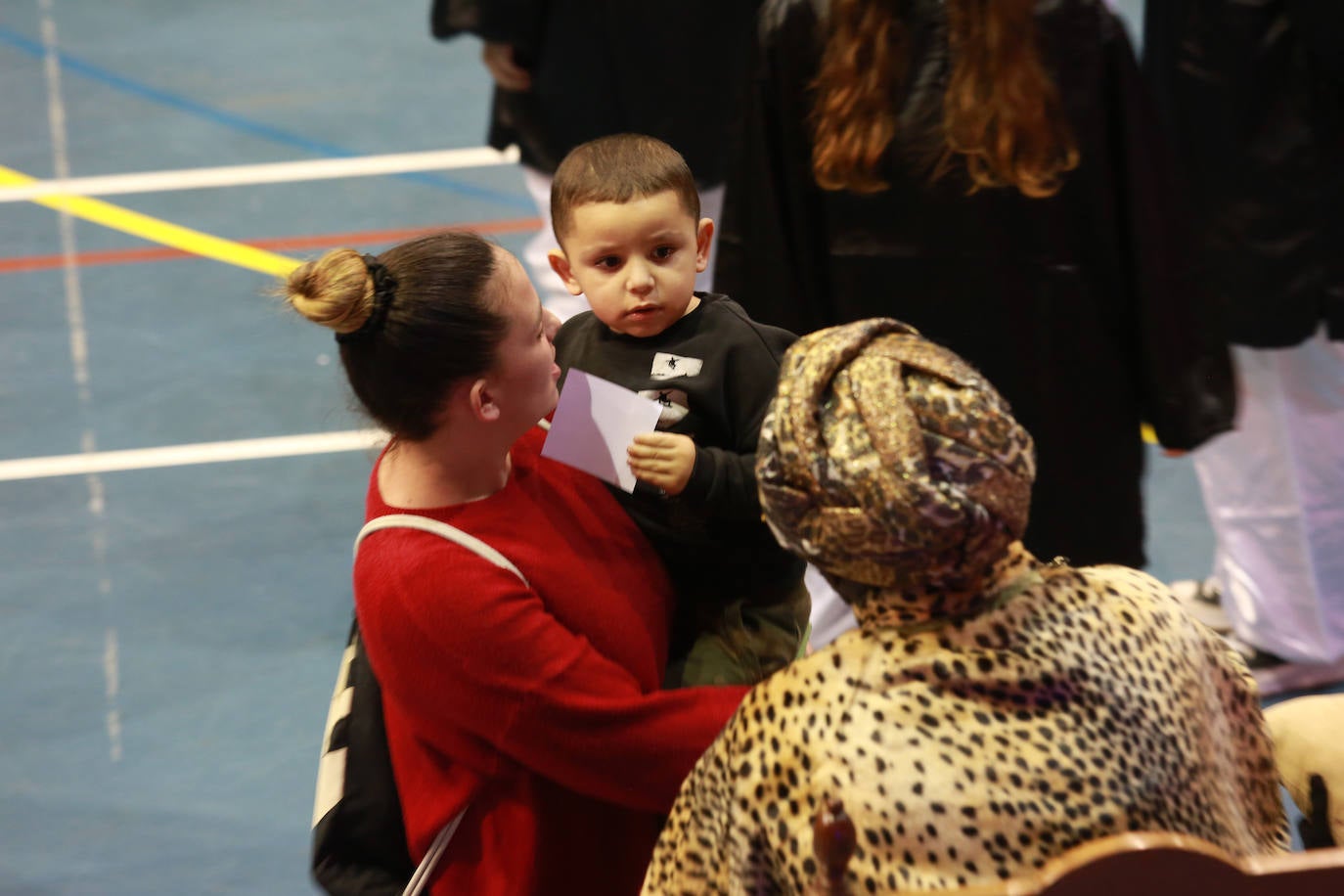 Los Reyes Magos han recibido a los niños en el polideportivo de Andoain