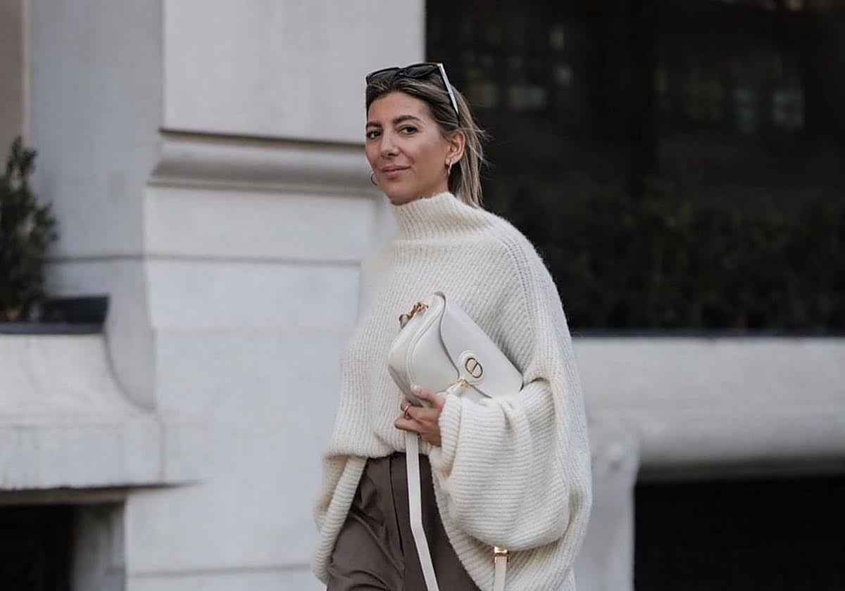 Un jersey básico de punto y unos pantalones de traje componen la compra imprescindible.