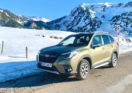 El Subaru Forester es un todocamino 4x4, con etiqueta Eco que se desenvuelve a la perfección en la nieve. En la imagen en Orry, Baqueira Beret.