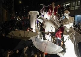 Melchor saluda desde la carroza basada en la civilización griega..