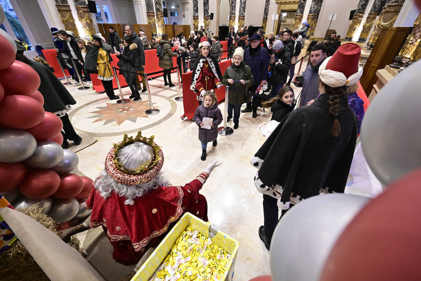 Los Reyes Magos recibieron a los niños en el Ayuntamiento de Donostia