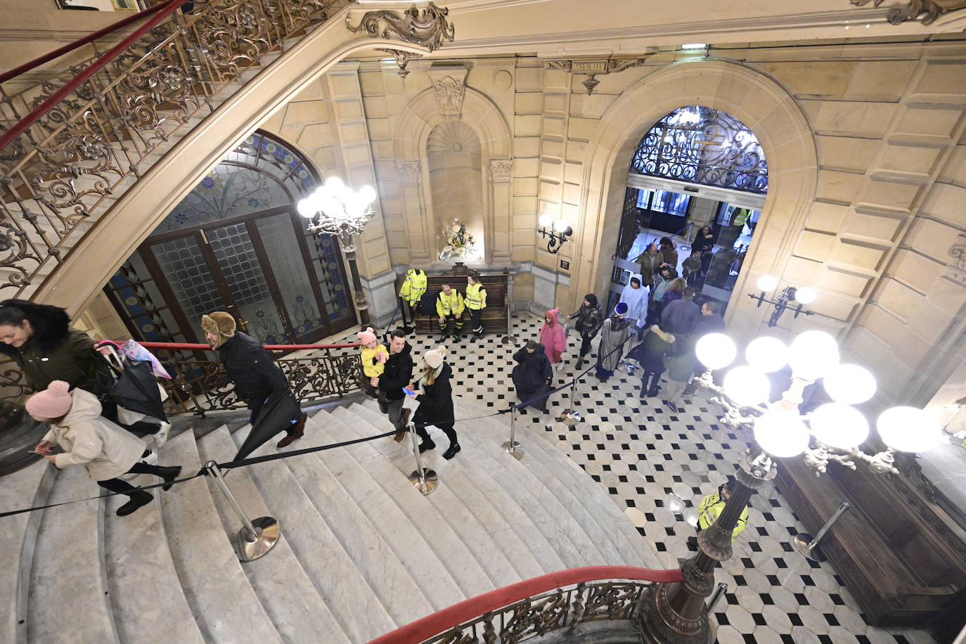 Los Reyes Magos recibieron a los niños en el Ayuntamiento de Donostia