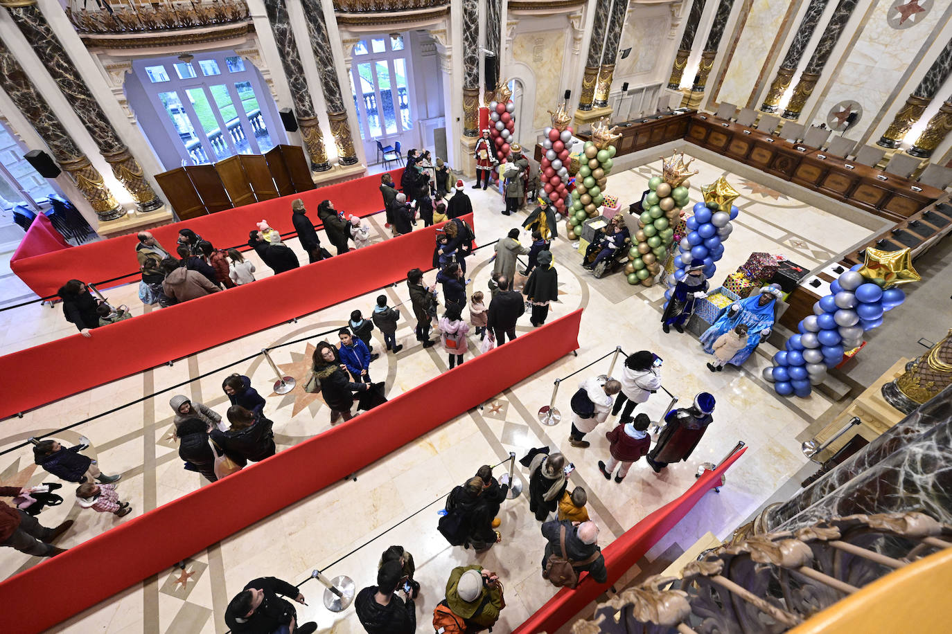 Los Reyes Magos recibieron a los niños en el Ayuntamiento de Donostia