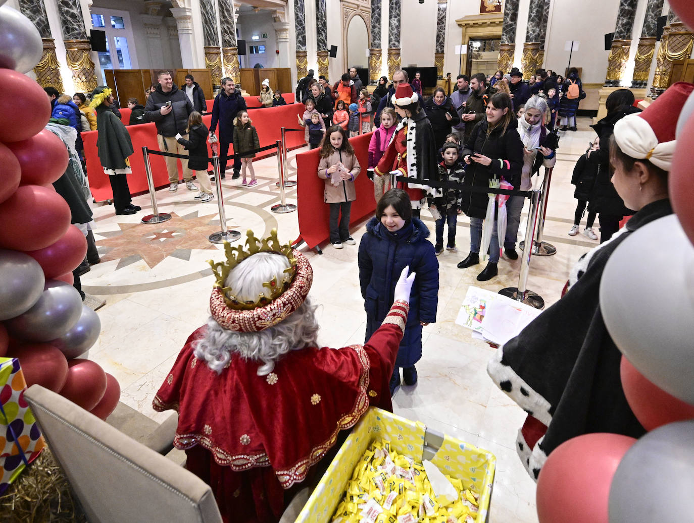 Los Reyes Magos recibieron a los niños en el Ayuntamiento de Donostia