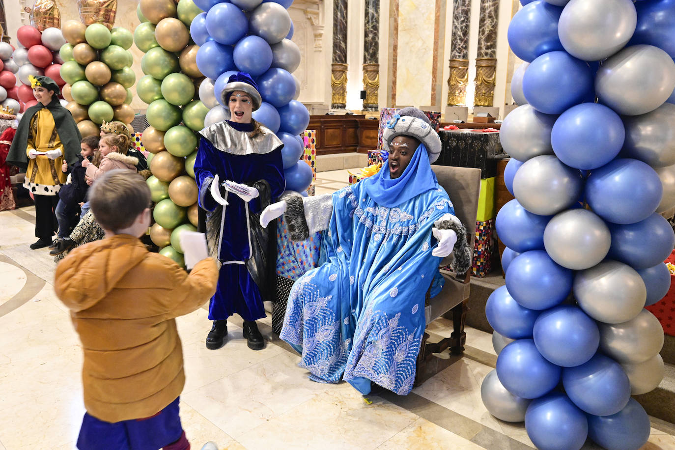 Los Reyes Magos recibieron a los niños en el Ayuntamiento de Donostia