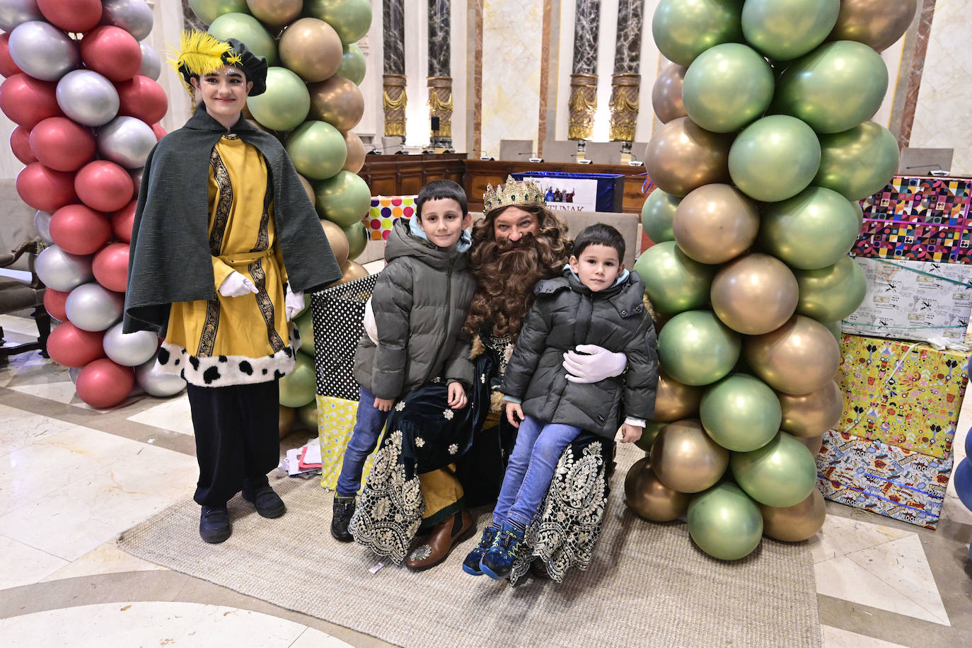 Los Reyes Magos recibieron a los niños en el Ayuntamiento de Donostia