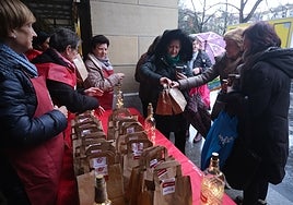 La gente recoge sus packs solidarios en el reparto de roscón