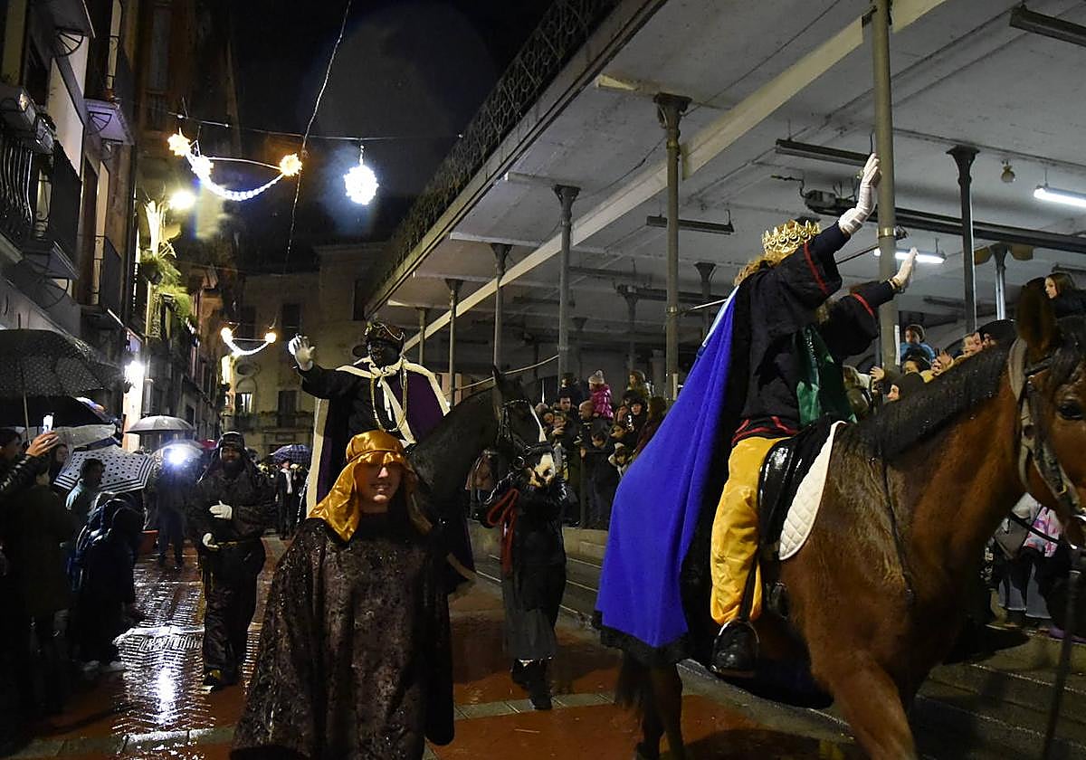 La cabalgata de los Reyes Magos desafía a la lluvia