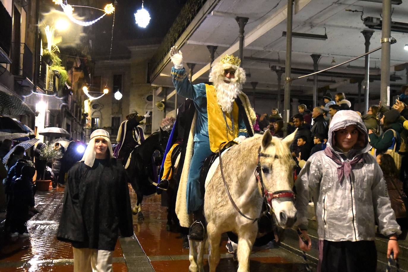 La cabalgata de los Reyes Magos desafía a la lluvia