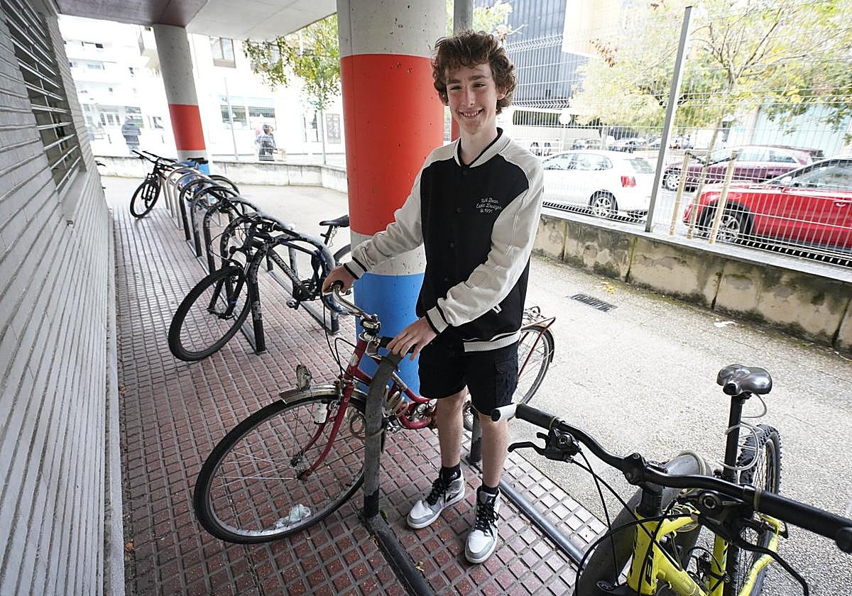 Peru Uriarte tiene baja visión y gracias a un ordenador conectado a un pizarra digital y una pantalla grande sigue las clases con normalidad.