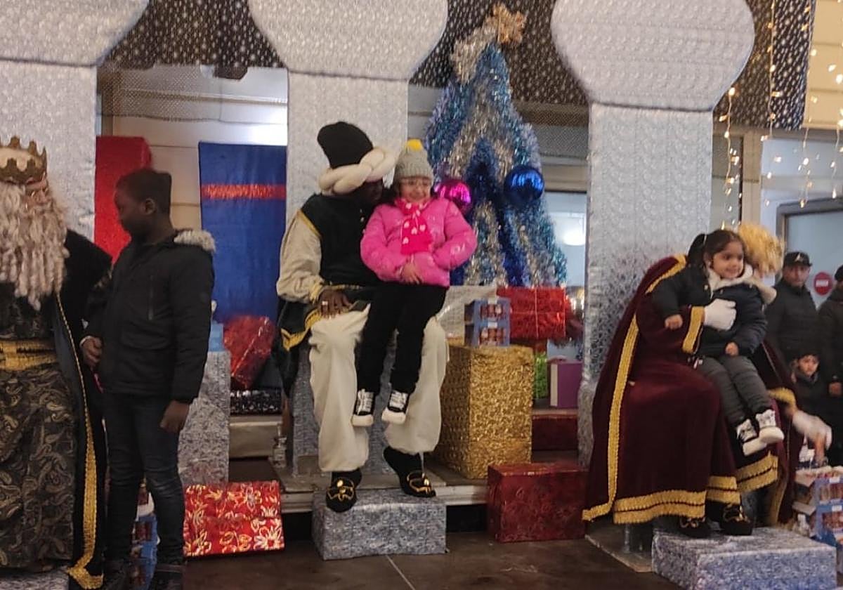Los Reyes Magos de Oriente saludaron a niños y niñas y recibieron sus deseo, dentro del hall municipal.