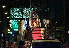 El Rey Baltasar saludó a los niños y niñas que acudieron a la cabalgata, pasada por agua.
