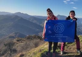 Jone Uria y Ane Larreategi, presidenta y vicepresidenta de la sección, en la punta del monte Urko.