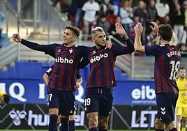 Corpas, Stoichkov y Jon Bautista celebran un gol ante el Andorra. Tres hombres relevantes para esta eliminatoria de Copa del Rey.
