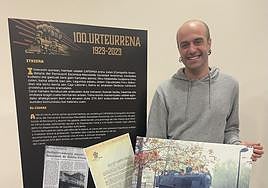 Javi Bujanda junto a uno de los paneles de la exposición.