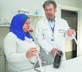 Estíbaliz Arriaga y Carlos Egea, en la sede de la Unidad del Sueño del HUA Santiago.