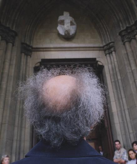 'La cruz de la Paz/Bakearen Gurutzea' es una escultura extraída de una pieza de 800 kilos de alabastro que regaló Eduardo Chillida en 1997 a la catedral del Buen Pastor con ocasión del centenario del templo donostiarra. Curiosamente el escultor autorizó a la Iglesia a venderla si alguna vez lo necesitaba. Fue una petición expresa del párroco de aquella época, Bartolomé Auzmendi para colocarla en el tímpano del pórtico de la catedral. El hecho de que los frontales de la cruz se muestren al natural, tal y como se presenta la superficie del alabastro, confieren un aspecto singular a la obra.