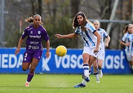 Andreia Jaciento lanza el balón frente a Thais Ferreira ayer en Zubieta.