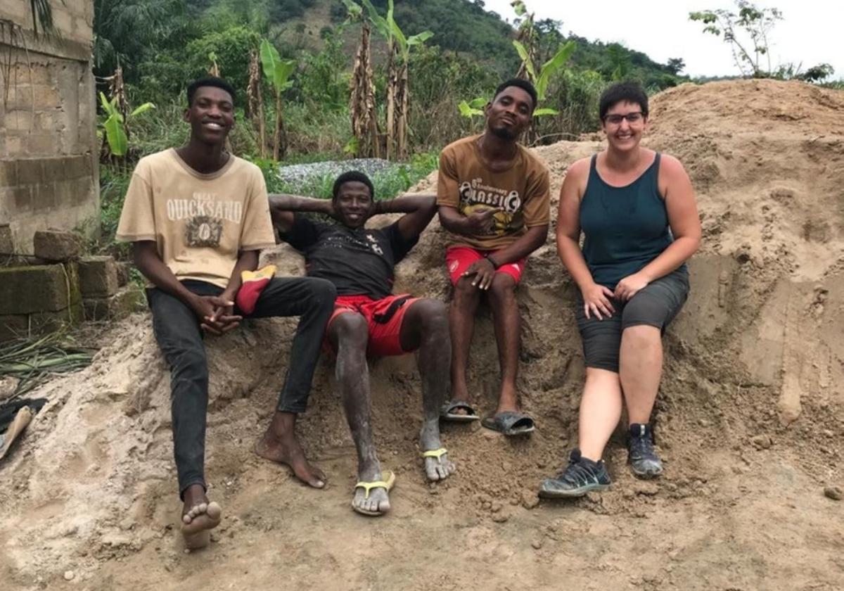 Descanso en los trabajos de construcción de una escuela en Ghana.