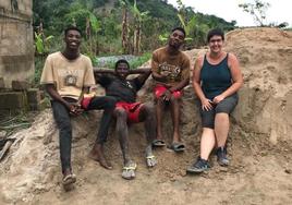 Descanso en los trabajos de construcción de una escuela en Ghana.