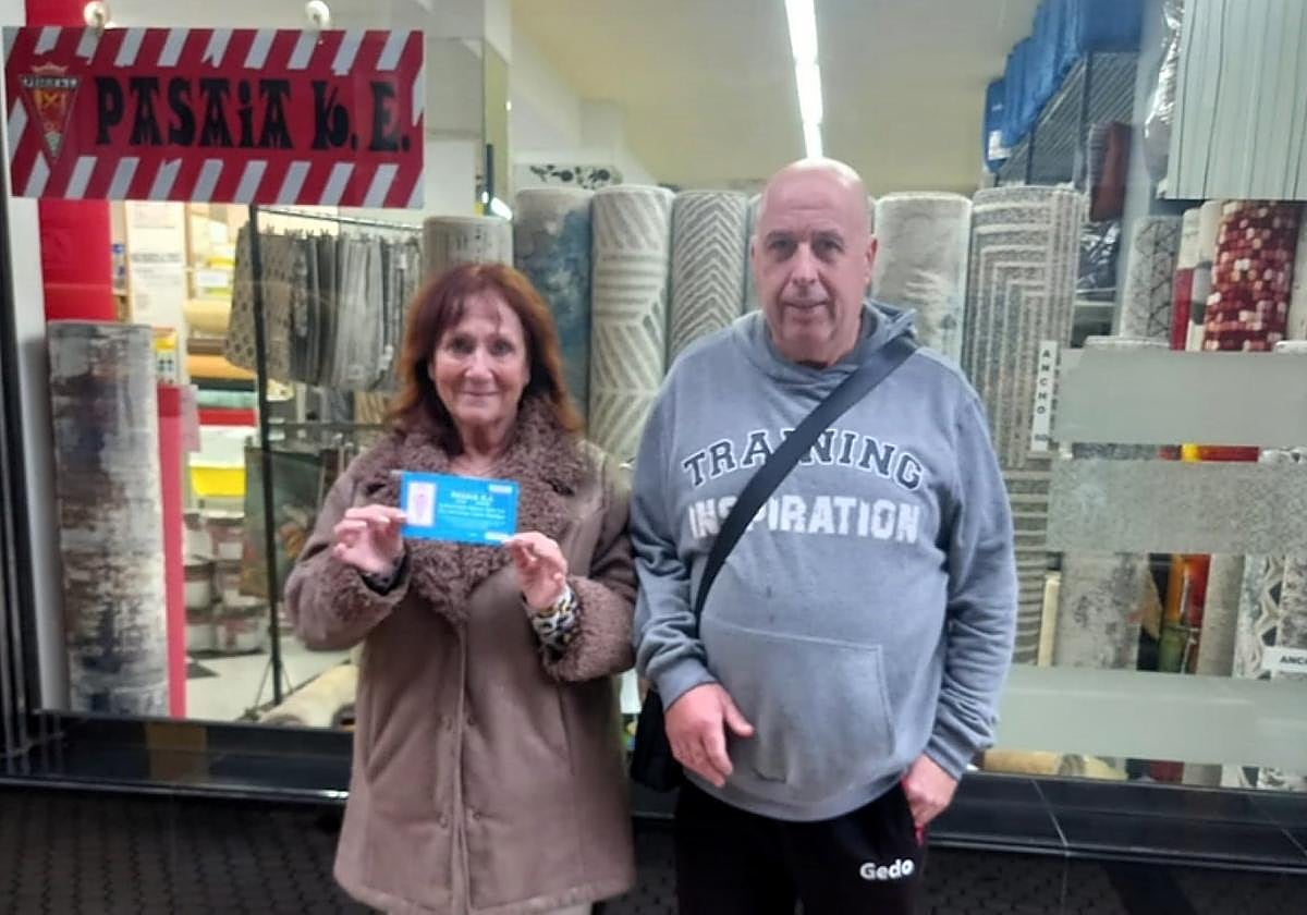 Juncal muestra el boleto premiado junto con el directivo Paco Ferreres.