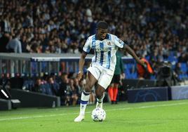 Momo Cho conduce el balón en Anoeta durante el partido de Champions contra el Salzburgo.