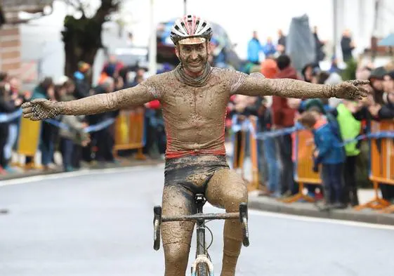 Gorka Izagirre entra en meta como vencedor lleno de barro tras un ciclo-cross muy exigente.