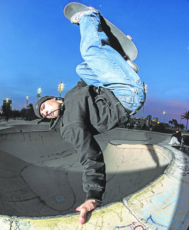 Alain Kortabitarte realiza un 'invert' durante uno de sus entrenamientos.