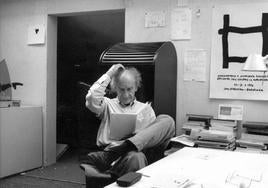 Chillida lee en su estudio en 1996.