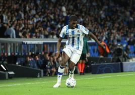 Momo Cho conduce el balón en Anoeta durante el partido de Champions ante el Salzburgo.