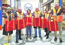Representantes de la Diputación Foral, el Zinemaldia, el Banco de Alimentos y Emaús posan con las bolsas.