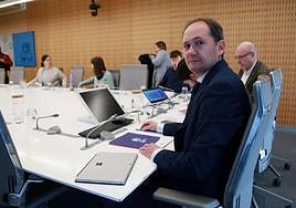 El diputado de Hacienda y Finanzas, Jokin Perona, al inicio de una Comisión de Hacienda en las Juntas el pasado mes de noviembre.
