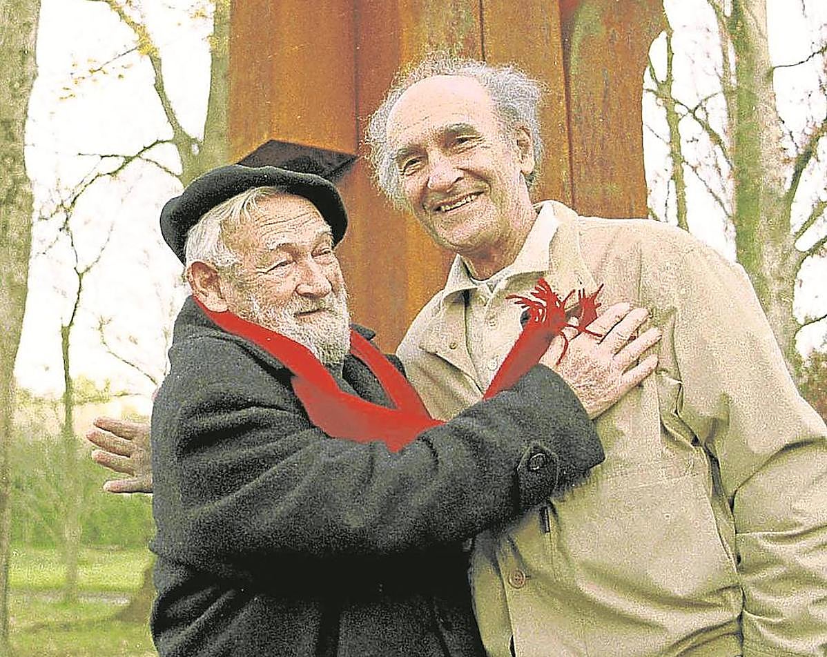 El reencuentro entre los dos artistas tuvo lugar en la finca Zabalaga, ante la escultura de Chillida 'Besarkada' (el abrazo).
