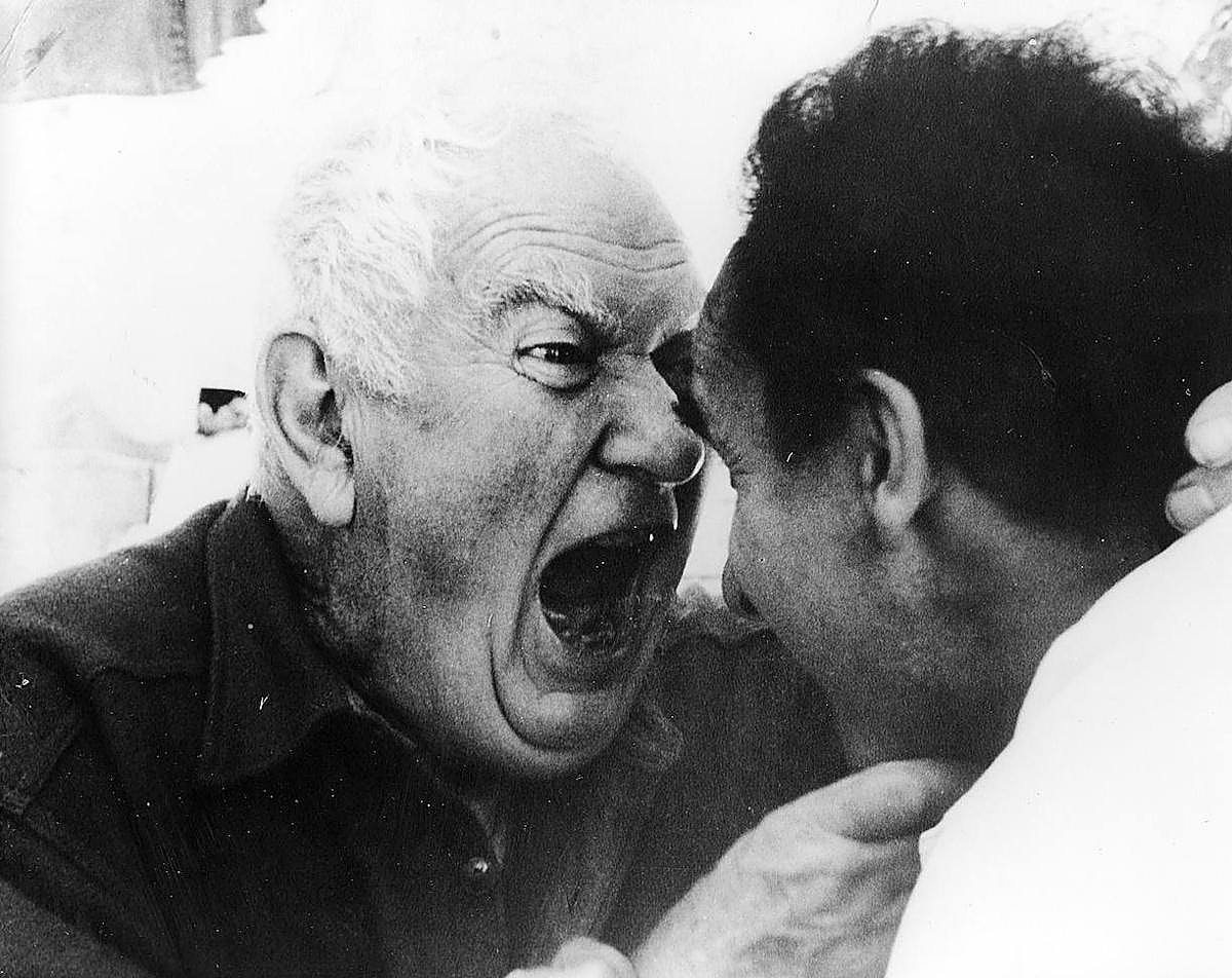 Alexannder Clader bromea con Chillida, una imagen tomada en 1970 en Saint Paul de Vence.