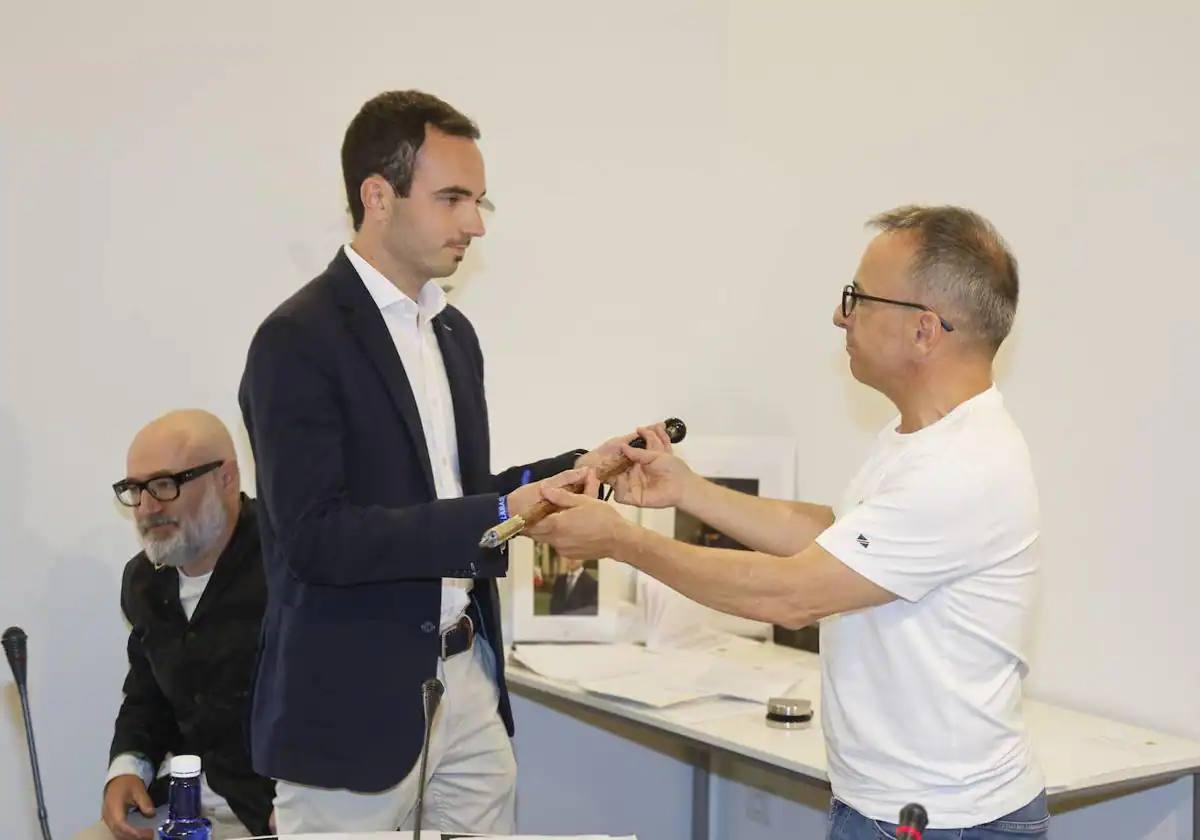 Daniel García toma la makila de alcalde durante el pleno de constitución del Ayuntamiento de Labastida.