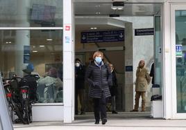 Una mujer sale del centro de salud de Amara Berri, en Donostia, con la mascarilla puesta.