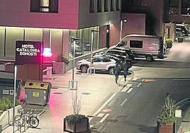 Escribe D. Saga: «Alto de San Bartolomé es esa calle en la que los padres del colegio Aldapeta no pueden aparcar sus coches durante 10 minutos para dejar a sus hijos, pero en la que los usuarios del hotel pueden estacionar toda la noche sin problema. Por lo visto, por la noche cualquiera puede dejar su coche aquí arriba, sin ningún problema».