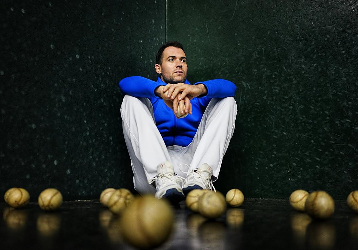 Erik Jaka, reflexivo durante la elección de material ayer en el frontón de Markina.