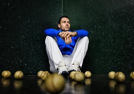 Erik Jaka, reflexivo durante la elección de material ayer en el frontón de Markina.