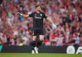 Unai Simón celebra una victoria del Athletic en San Mamés.