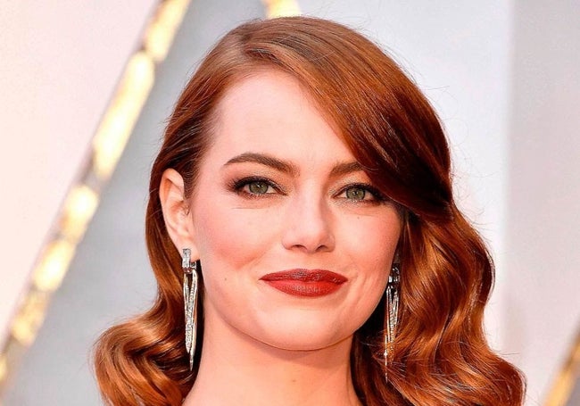 La actriz Emma Stone con una melena roja cobriza