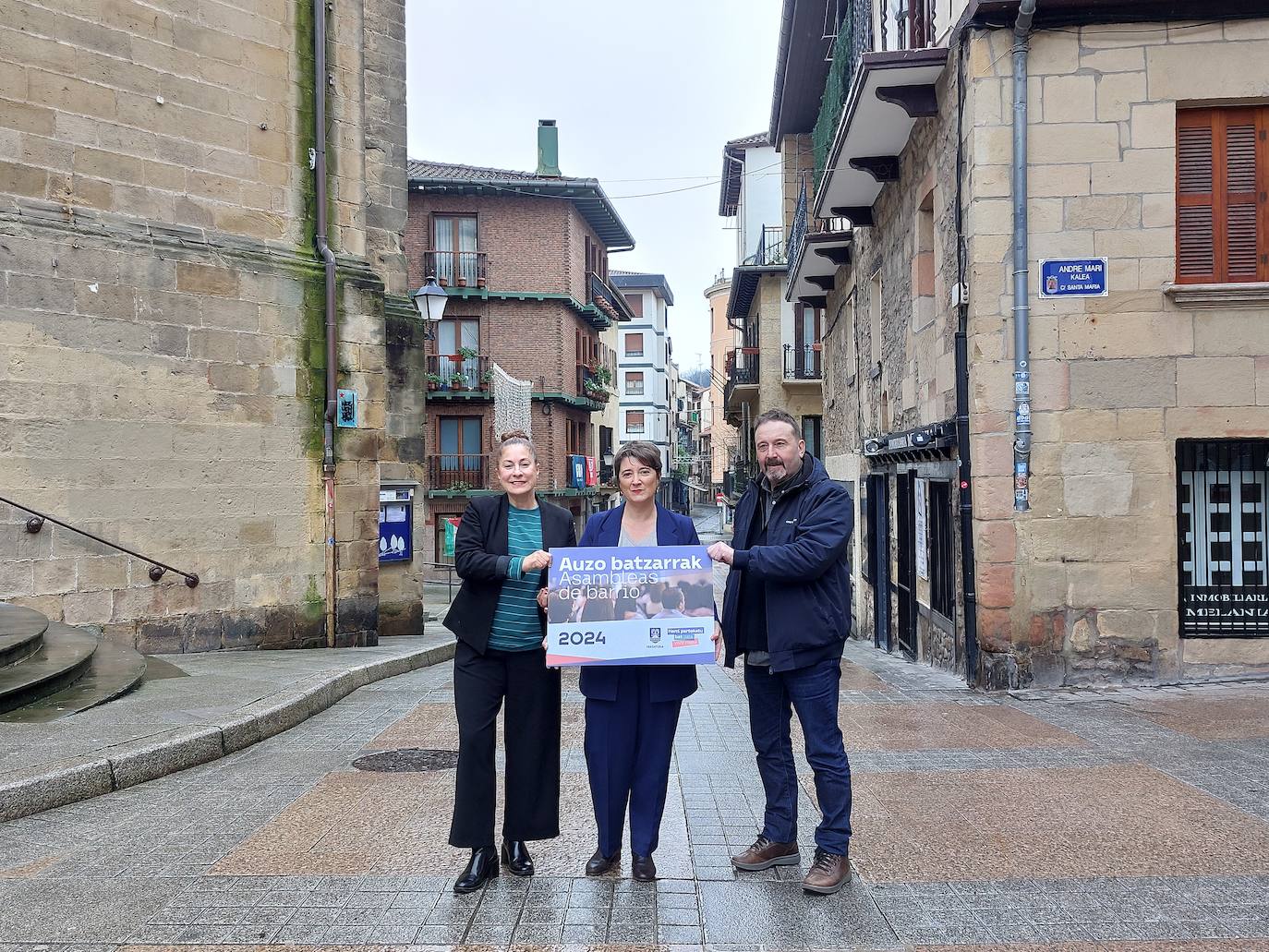 Gartzia, Otaegi y Lemos en la presentación de las asambleas de barrio.