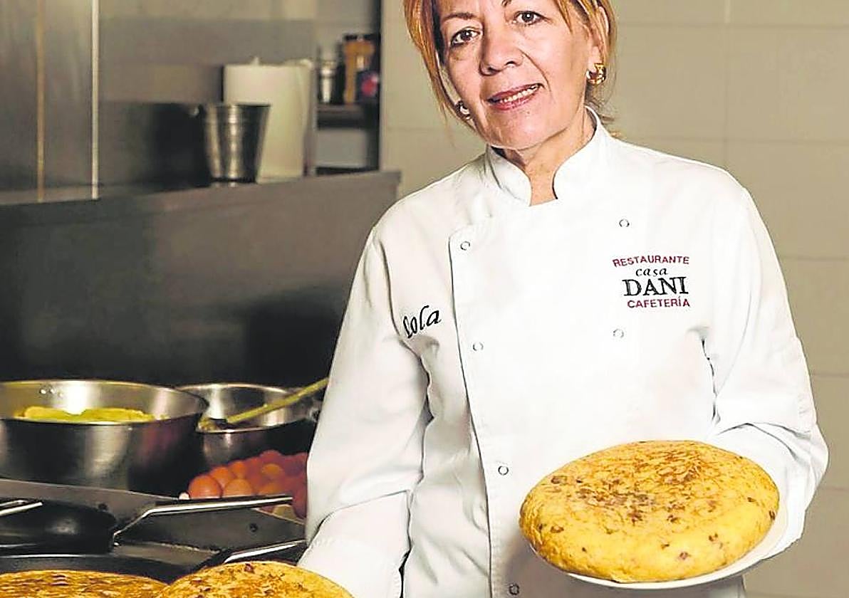 Lola, jefa suprema de Casa Dani, con dos de sus espectaculares tortillas de patata.