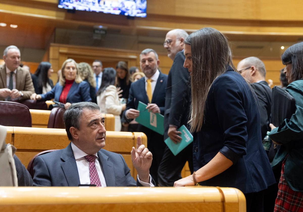 Aitor Esteban (PNV) habla con Míriam Nogueras (Junts).