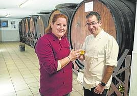 Amagoia y Agin, pilotos de Ipintza Sagardotegia, brindan por la buena marcha la sidrería.